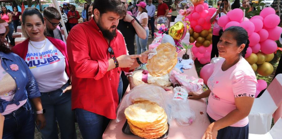 Gobernador Ernesto Luna otorga 100 créditos a mujeres emprendedoras de Monagas