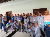 Medallistas de los Paranacionales Oriente 2024 entregan trofeo al gobernador Ernesto Luna