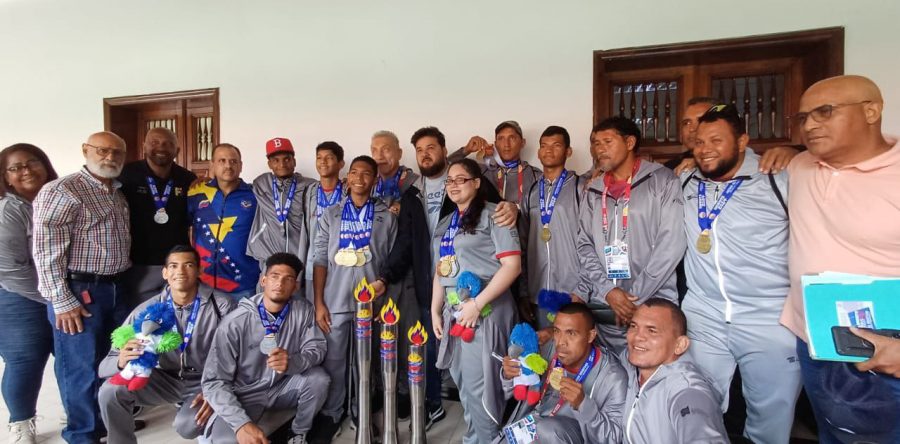 Medallistas de los Paranacionales Oriente 2024 entregan trofeo al gobernador Ernesto Luna