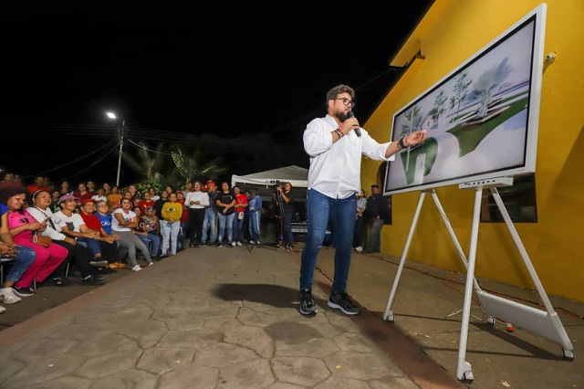 Gobernador Ernesto Luna presenta proyecto de rehabilitación de la iglesia y plaza Bolívar de San Vicente