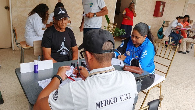 Creadores y artistas de Punceres reciben atención médica integral