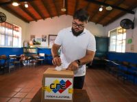 Al grito de ¡Viva el Poder Popular!, el gobernador Ernesto Luna participa en la Consulta