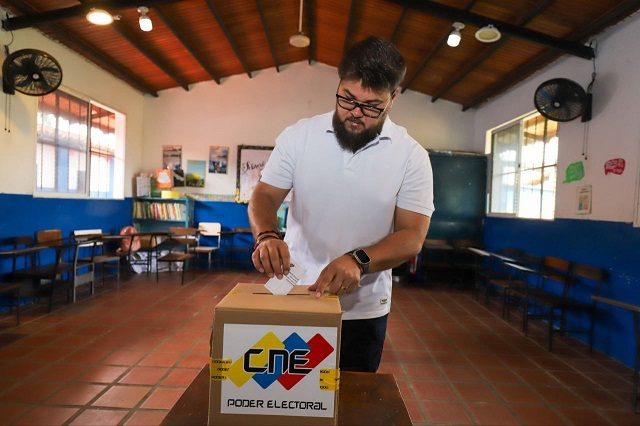 Al grito de ¡Viva el Poder Popular!, el gobernador Ernesto Luna participa en la Consulta